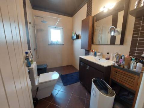 Moradia T4 +4, localizada Valado de Santa Quitéria