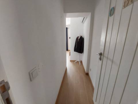 Moradia T4 +4, localizada Valado de Santa Quitéria