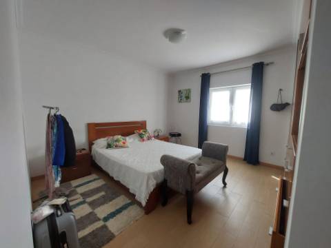 Moradia T4 +4, localizada Valado de Santa Quitéria