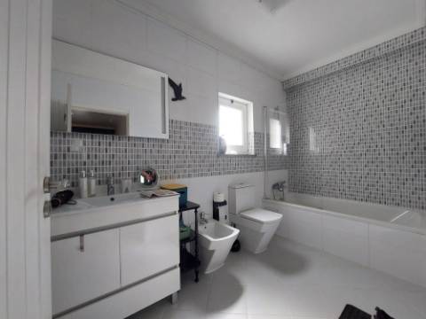 Moradia T4 +4, localizada Valado de Santa Quitéria