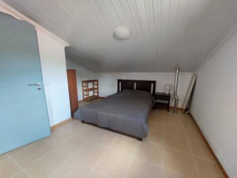 Moradia T4 +4, localizada Valado de Santa Quitéria