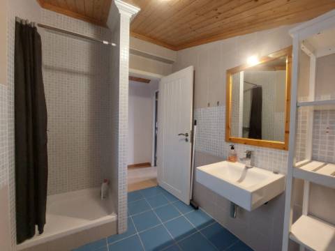 Moradia T4 +4, localizada Valado de Santa Quitéria