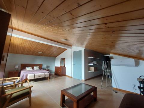 Moradia T4 +4, localizada Valado de Santa Quitéria