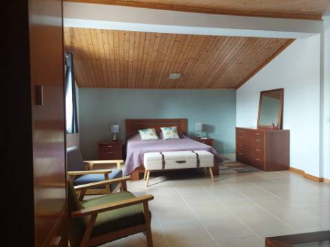 Moradia T4 +4, localizada Valado de Santa Quitéria