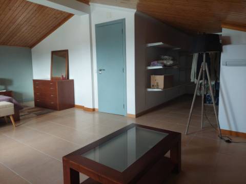 Moradia T4 +4, localizada Valado de Santa Quitéria