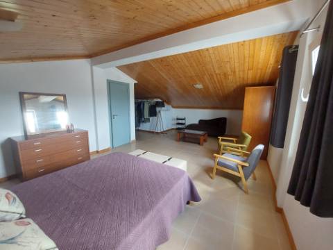 Moradia T4 +4, localizada Valado de Santa Quitéria