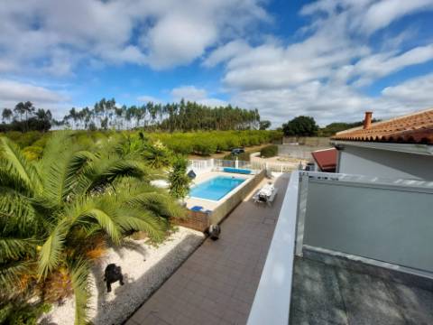 Moradia T4 +4, localizada Valado de Santa Quitéria