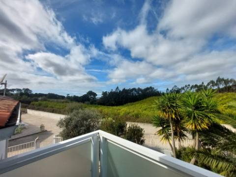 Moradia T4 +4, localizada Valado de Santa Quitéria