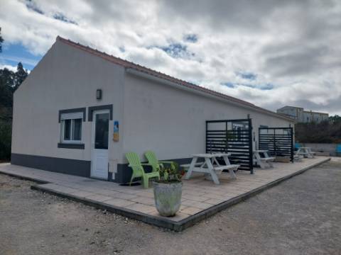 Moradia T4 +4, localizada Valado de Santa Quitéria