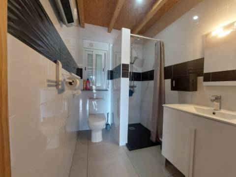 Moradia T4 +4, localizada Valado de Santa Quitéria