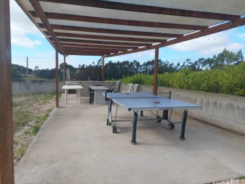 Moradia T4 +4, localizada Valado de Santa Quitéria