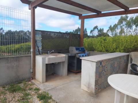 Moradia T4 +4, localizada Valado de Santa Quitéria