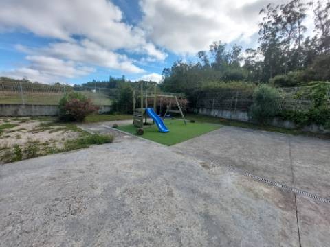 Moradia T4 +4, localizada Valado de Santa Quitéria