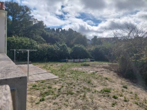 Moradia T4 +4, localizada Valado de Santa Quitéria