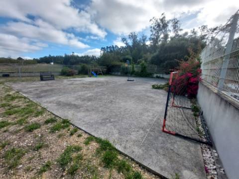 Moradia T4 +4, localizada Valado de Santa Quitéria