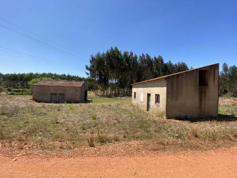 Terreno de 17.800 m2 com Moradia e Armazém