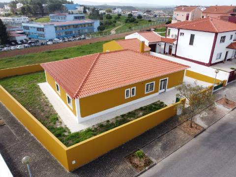 Moradia térrea T4, localizada em Cadaval