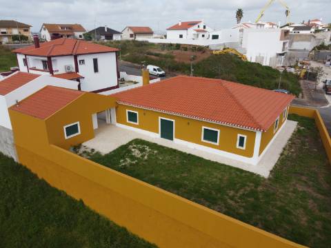 Moradia térrea T4, localizada em Cadaval