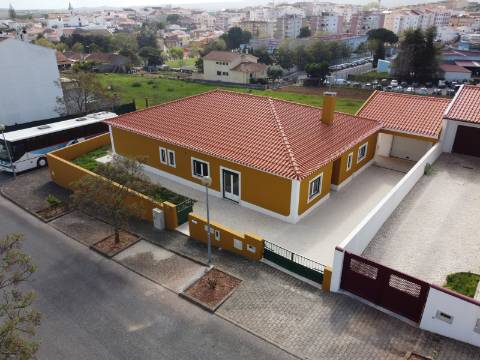 Moradia térrea T4, localizada em Cadaval