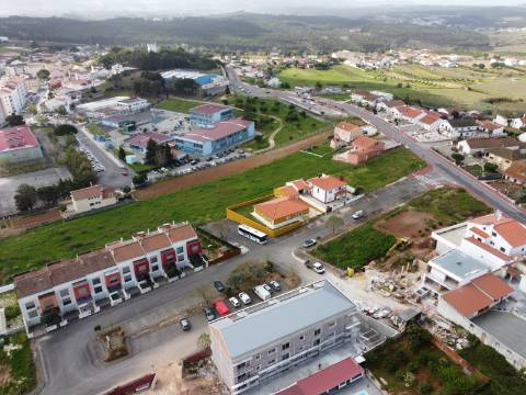 Moradia térrea T4, localizada em Cadaval