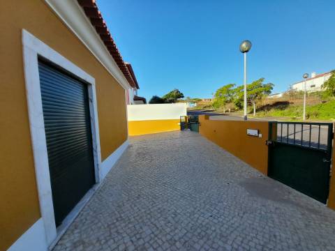 Moradia térrea T4, localizada em Cadaval