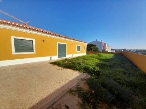 Moradia térrea T4, localizada em Cadaval