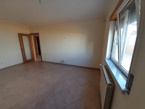 Moradia térrea T4, localizada em Cadaval