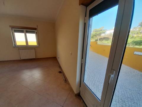 Moradia térrea T4, localizada em Cadaval