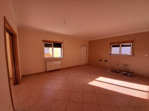 Moradia térrea T4, localizada em Cadaval