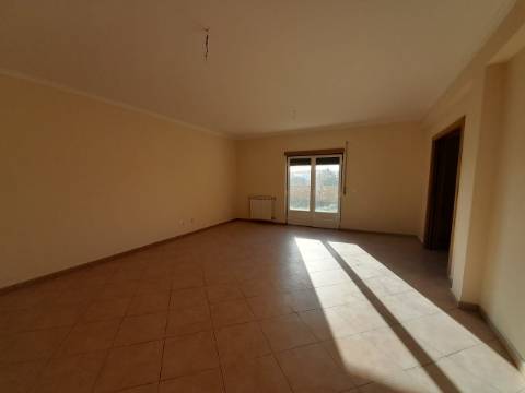 Moradia térrea T4, localizada em Cadaval