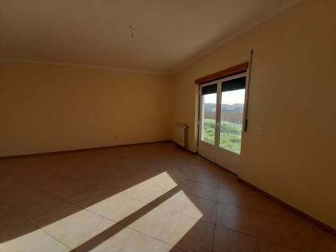 Moradia térrea T4, localizada em Cadaval