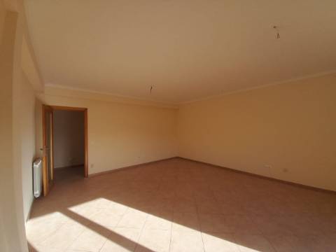 Moradia térrea T4, localizada em Cadaval