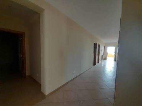 Moradia térrea T4, localizada em Cadaval