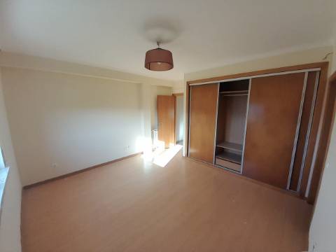 Moradia térrea T4, localizada em Cadaval