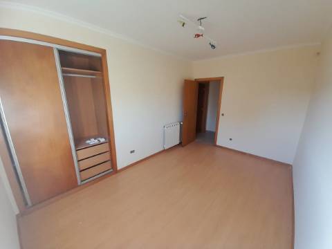 Moradia térrea T4, localizada em Cadaval