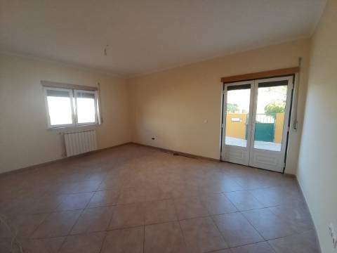 Moradia térrea T4, localizada em Cadaval