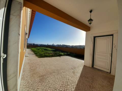 Moradia térrea T4, localizada em Cadaval