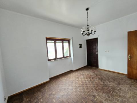 Moradia T3 com garagem Varatojo Torres Vedras