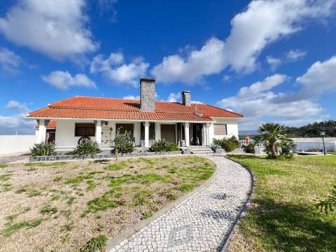 Moradia T5 , localizada em Bombarral