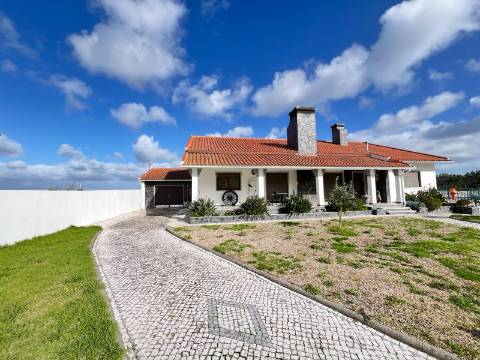 Moradia T5 , localizada em Bombarral