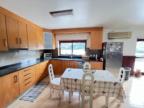 Moradia T5 , localizada em Bombarral