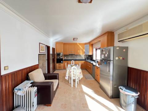 Moradia T5 , localizada em Bombarral