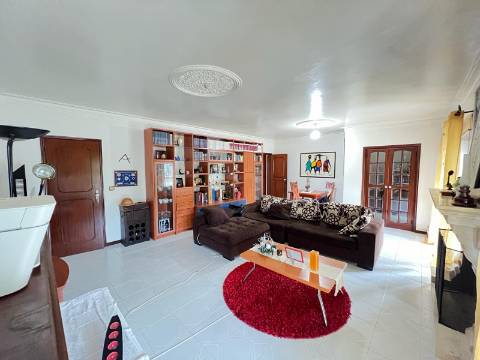 Moradia T5 , localizada em Bombarral