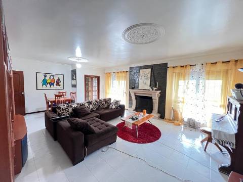 Moradia T5 , localizada em Bombarral