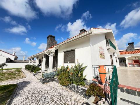 Moradia T5 , localizada em Bombarral