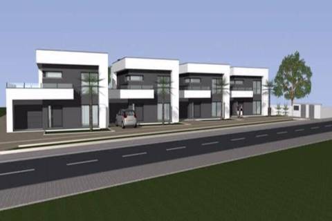 Terreno com projeto aprovado para 4 moradias geminadas