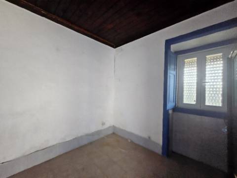 Terreno de 12.105 m2 com moradia Torres Vedras