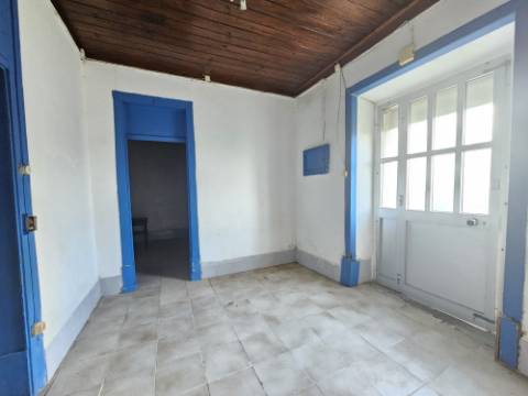 Terreno de 12.105 m2 com moradia Torres Vedras