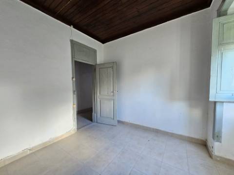 Terreno de 12.105 m2 com moradia Torres Vedras