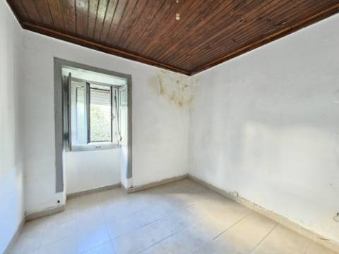 Terreno de 12.105 m2 com moradia Torres Vedras